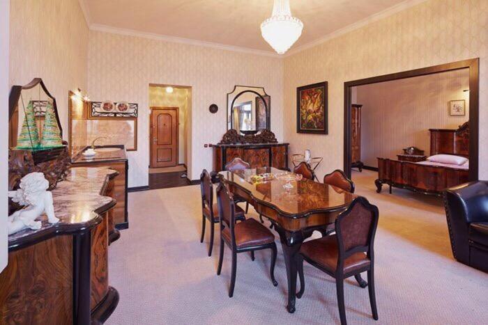 Exclusive Apartment On Shevchenko Avenue 10 Львов Экстерьер фото